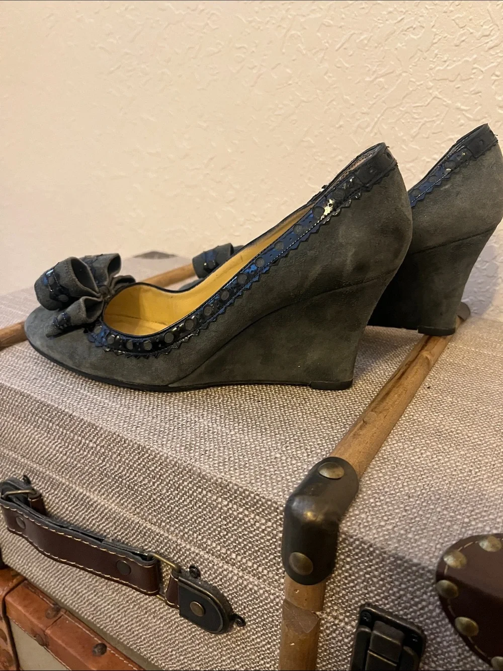 Kate Spade Grey Sueded Bowie Wedge Pumps Black Patent Leather Eyelet Trim Size 8